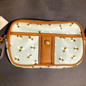 Bee Wristlet Wallet NWT 🐝